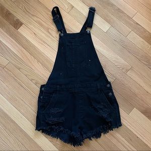 AMERICAN EAGLE BLACK SHORT OVERALLS